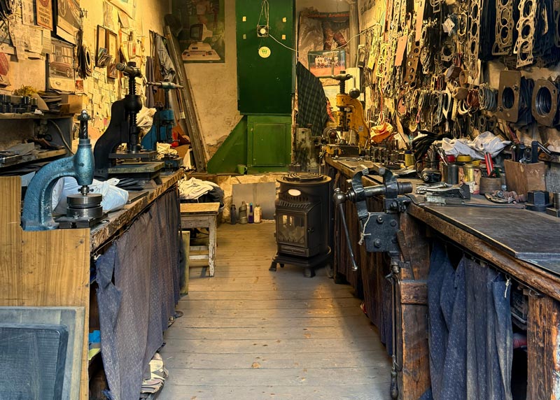 Workshop full of tools and workbenches, heated by the wood-burning stove-style Provence Portable Flame Gas Heater